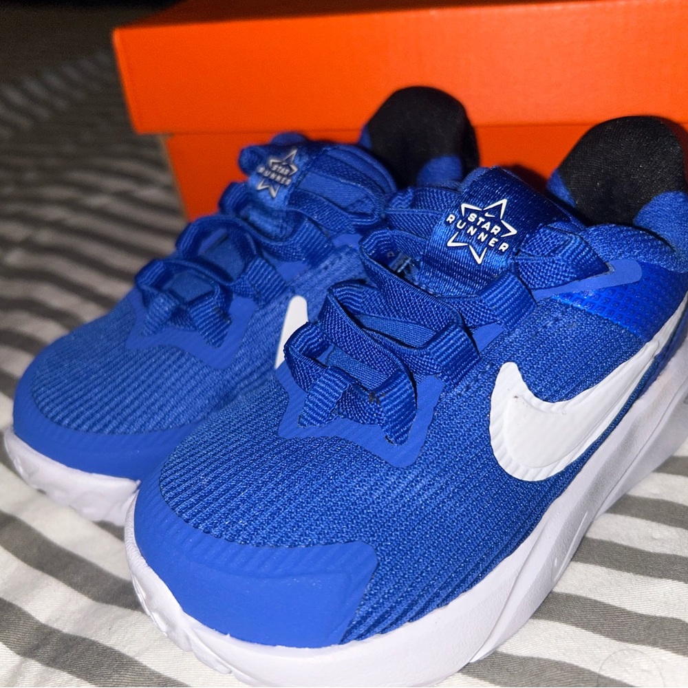 BRAND NEW Nike Blue and White Sneakers with Breathable Mesh